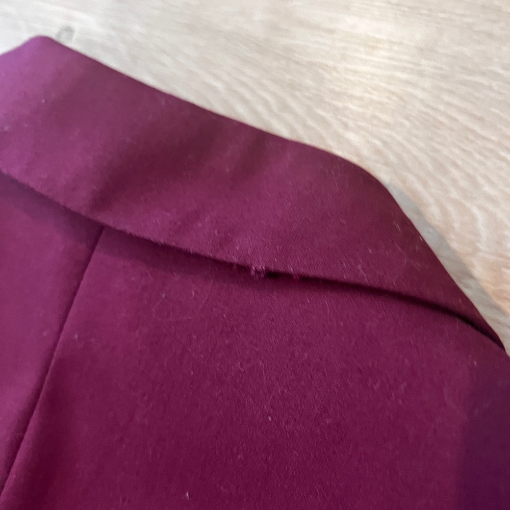 Luxurious Red Suit with Notched Lapel and Textured Fabric - Picture 5 of 10